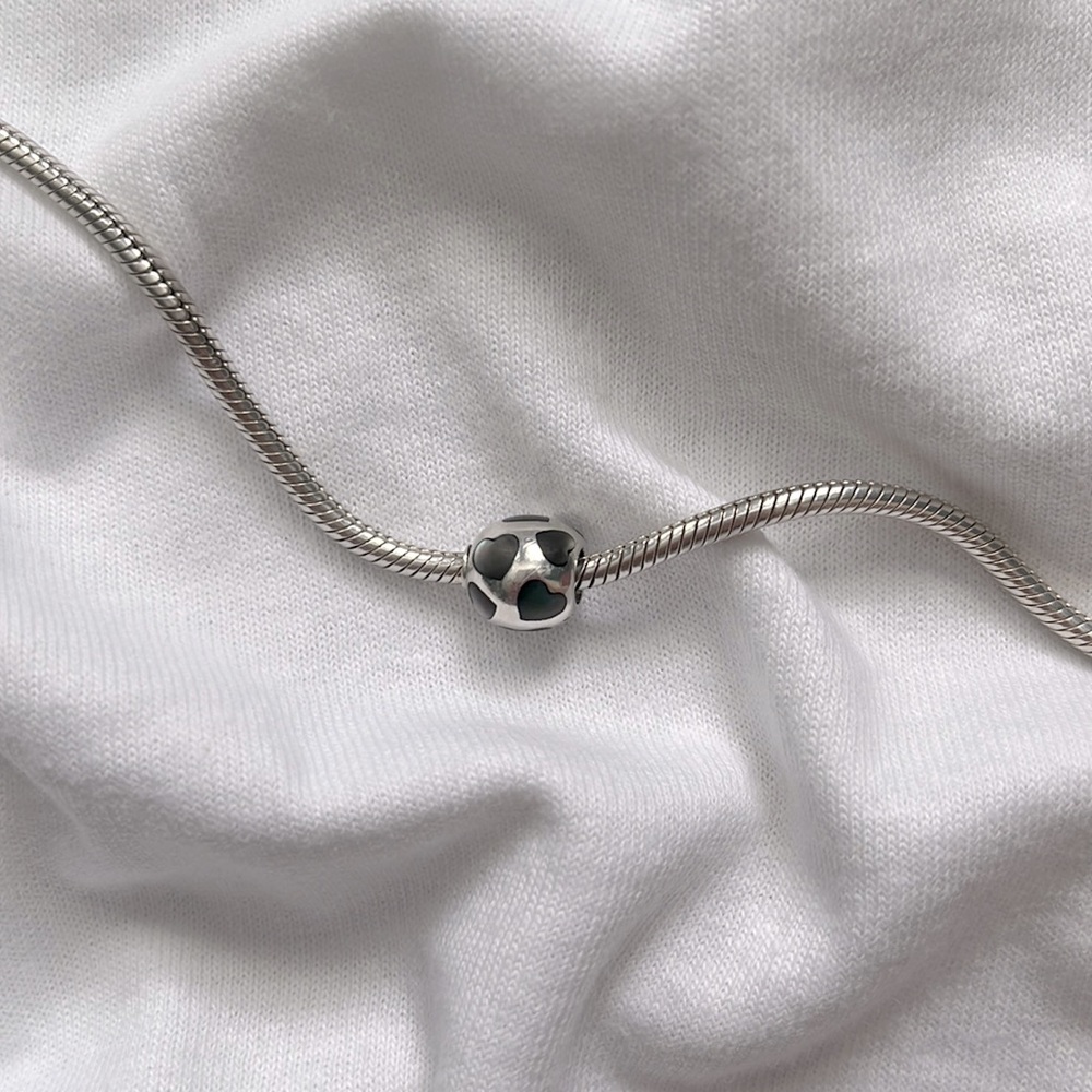 Authentic pandora 925 silver threaded core heart charm.